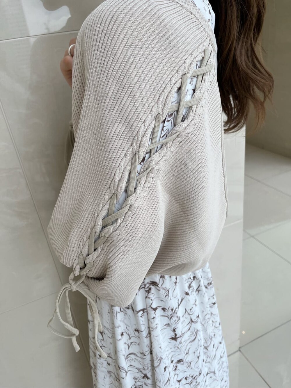 ベージュ系のカーディガン/ボレロ、ホワイト系のワンピースを着用したレディースの秋コーディネートの10枚目の写真