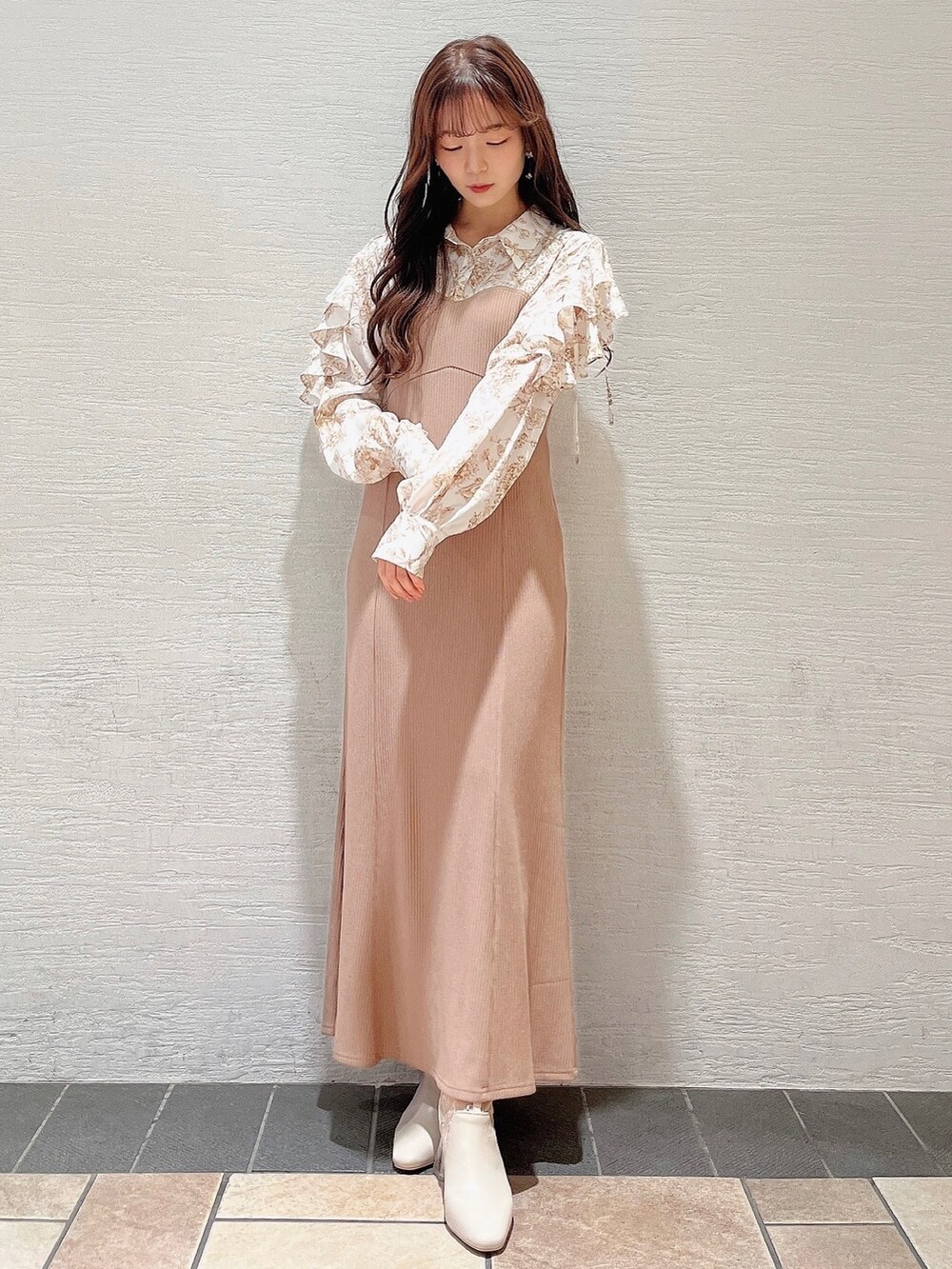 ベージュ系のワンピース、ベージュ系のブーツを着用したレディースの冬コーディネートの2枚目の写真