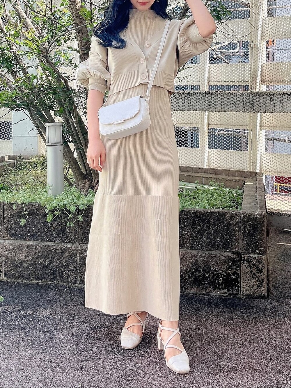 ホワイト系のパンプス、ホワイト系のショルダーバッグ、ベージュ系のワンピースを着用したレディースの春コーディネートの4枚目の写真