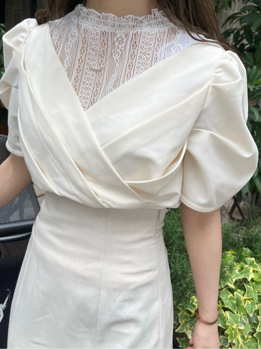 ベージュ系のサンダル、ホワイト系のスカート、ホワイト系のTシャツ/カットソーを着用したレディースの春コーディネートの6枚目の写真