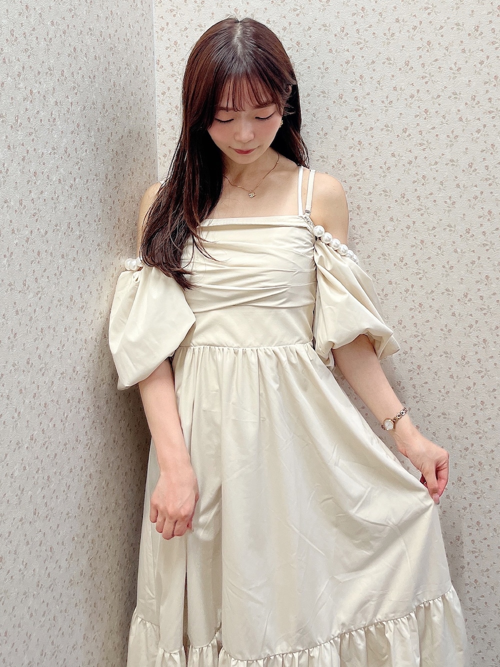 ホワイト系のサンダル、ホワイト系のワンピースを着用したレディースの夏コーディネートの7枚目の写真