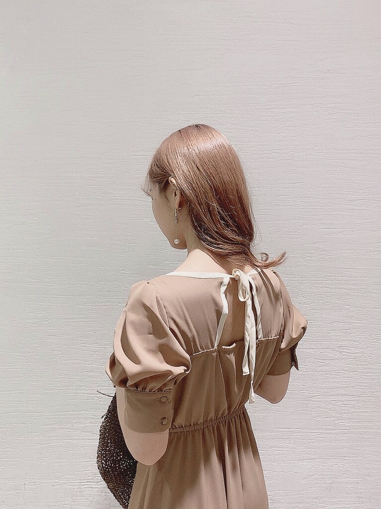 ブラウン系のワンピース、ブラウン系のサンダルを着用したレディースの春コーディネートの4枚目の写真