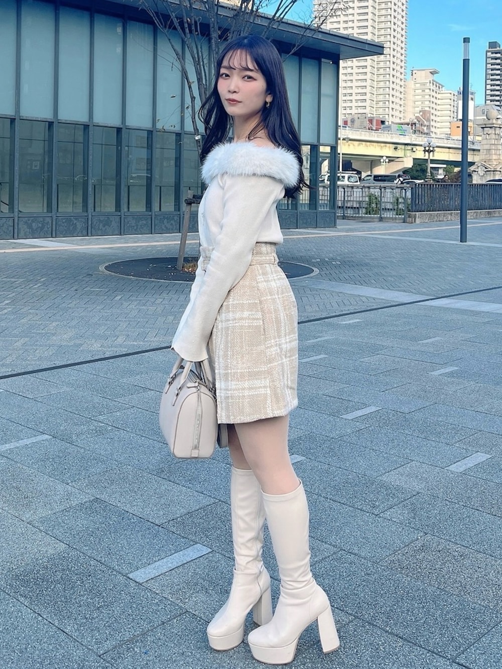 ベージュ系のニット/セーター、ベージュ系のスカートを着用したレディースの秋コーディネートの3枚目の写真