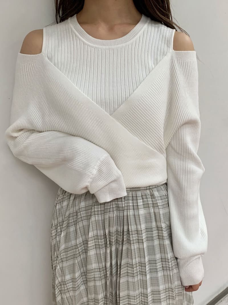 グリーン系のスカート、ホワイト系のニット/セーター、ベージュ系のブルゾンを着用したレディースの秋コーディネートの9枚目の写真