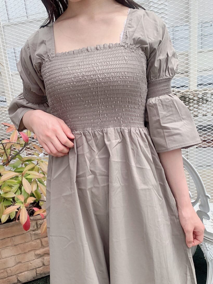 ブラック系のサンダル、ベージュ系のワンピースを着用したレディースの夏コーディネートの10枚目の写真