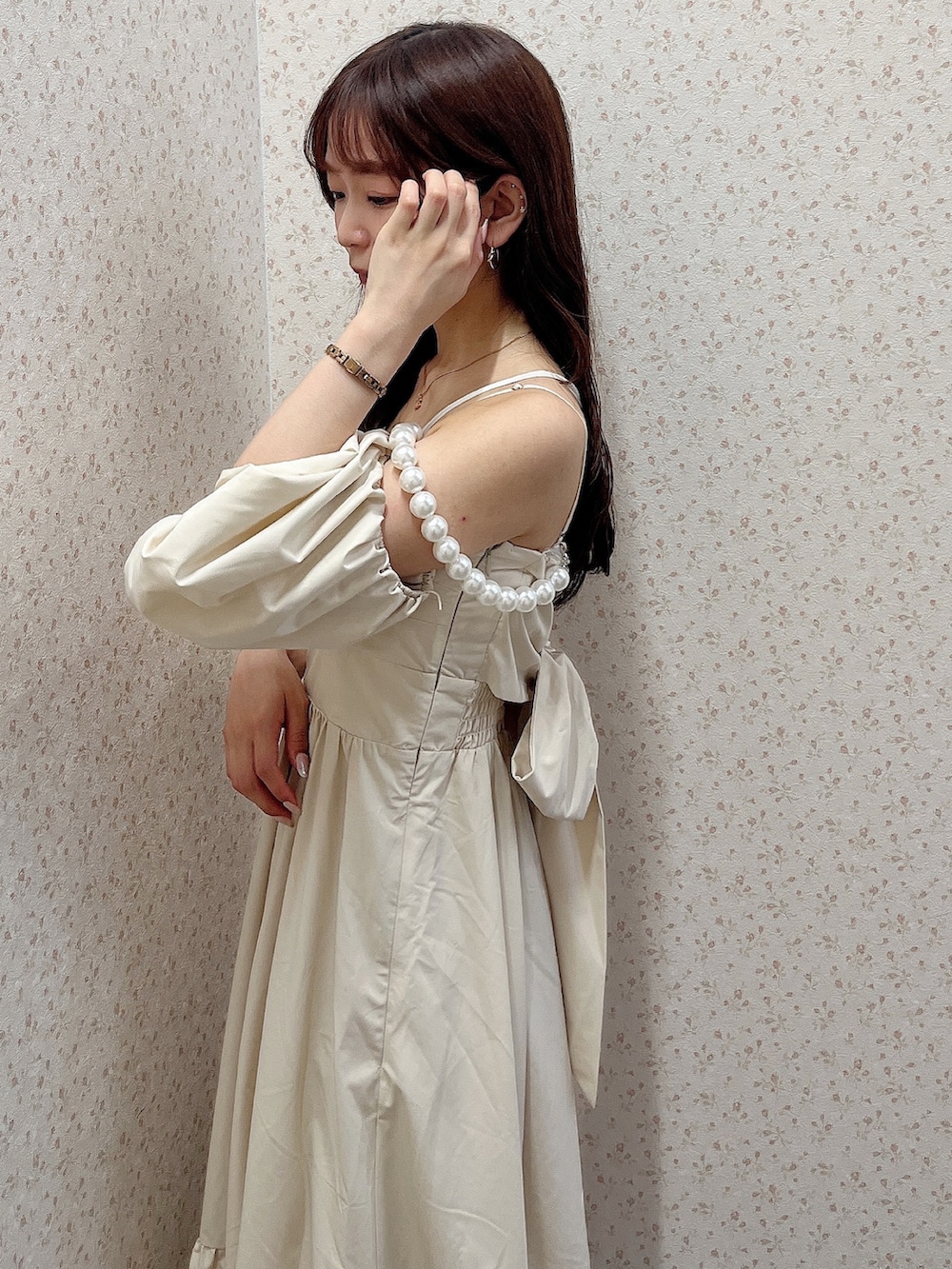 ホワイト系のサンダル、ホワイト系のワンピースを着用したレディースの夏コーディネートの8枚目の写真