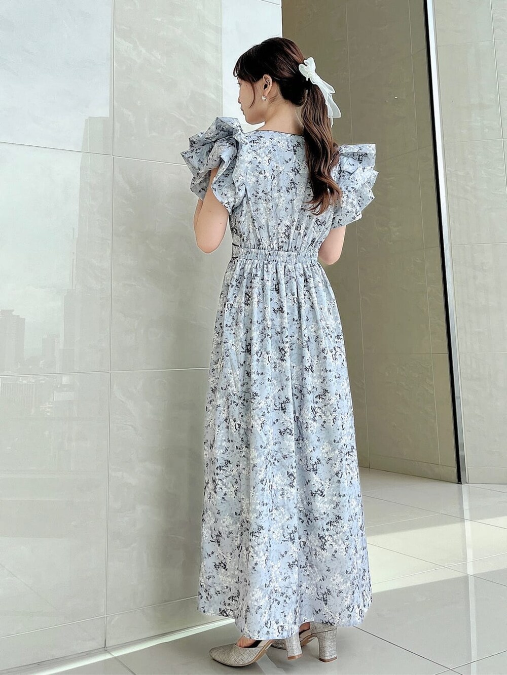 グレー系のワンピースを着用したレディースの秋コーディネートの4枚目の写真