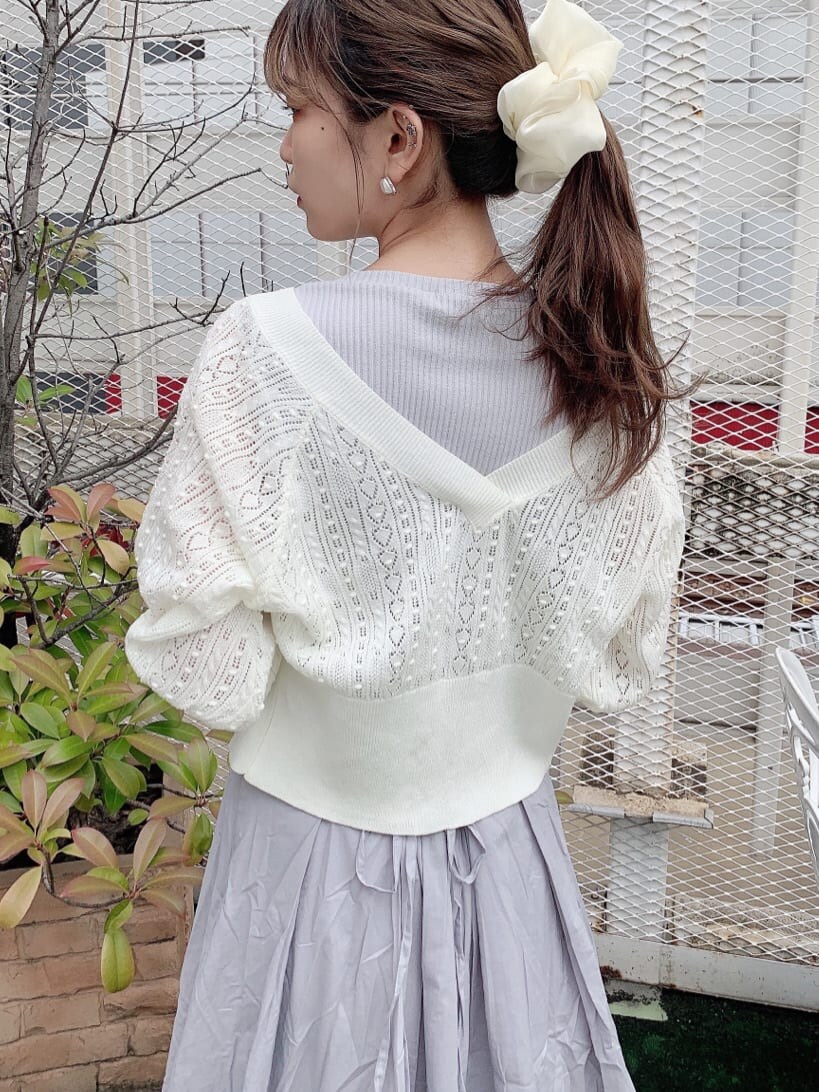 ブルー系のサンダル、グレー系のワンピース、ホワイト系のカーディガン/ボレロを着用したレディースの夏コーディネートの4枚目の写真