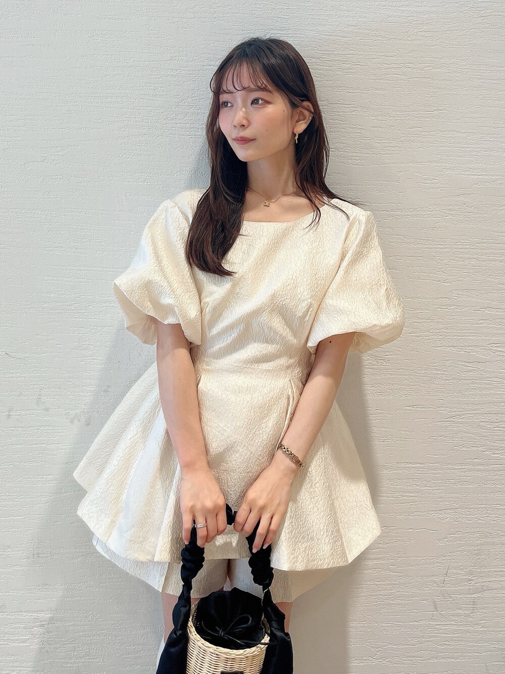 ホワイト系のシャツ/ブラウス、ホワイト系のその他パンツ、ホワイト系のサンダルを着用したレディースの夏コーディネートの9枚目の写真