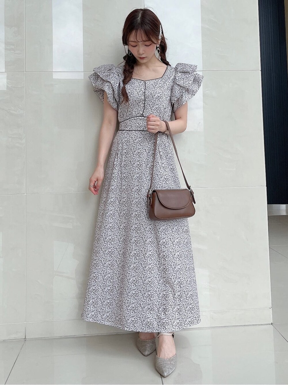 ホワイト系のワンピースを着用したレディースの夏コーディネートの2枚目の写真