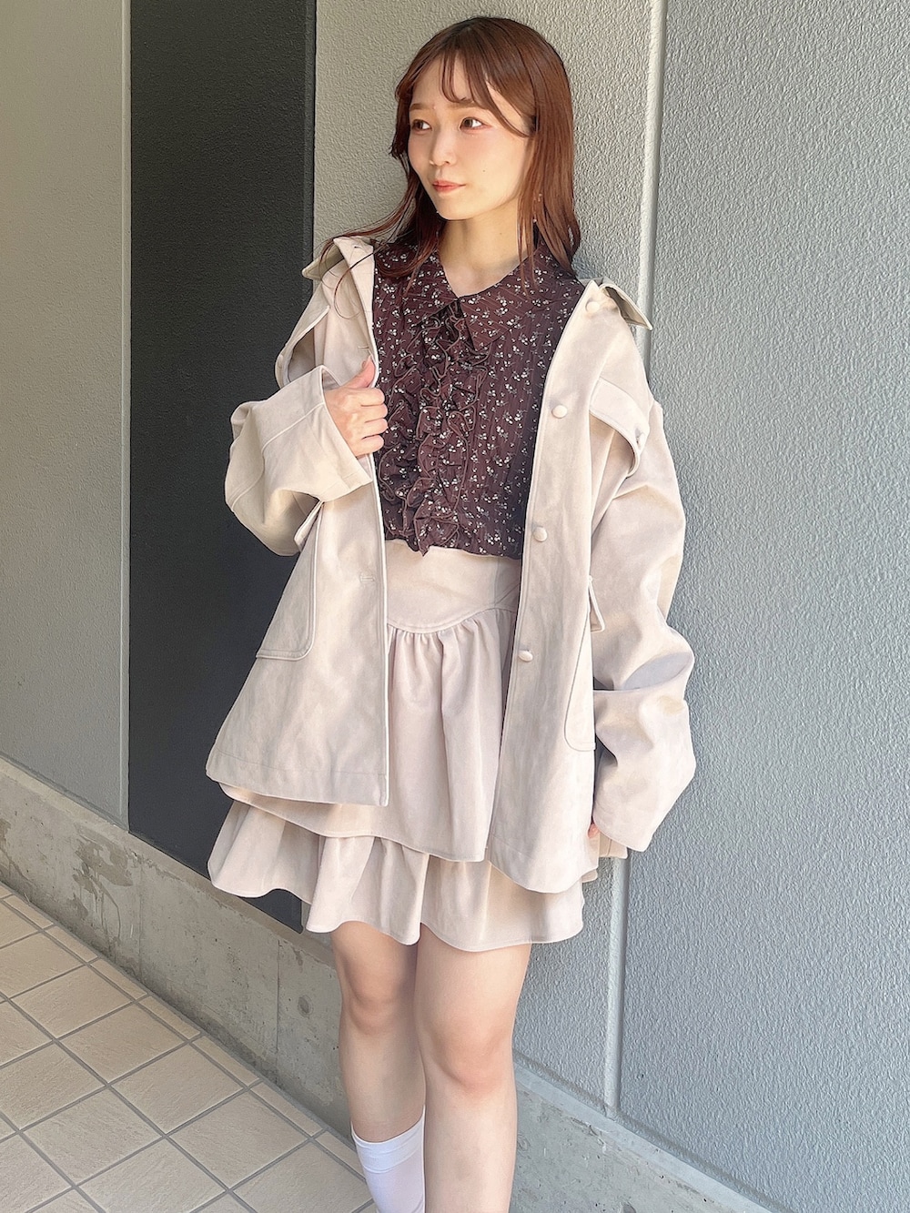 ブラウン系のシャツ/ブラウス、ホワイト系のブルゾン、ホワイト系のスカートを着用したレディースの秋コーディネートの4枚目の写真