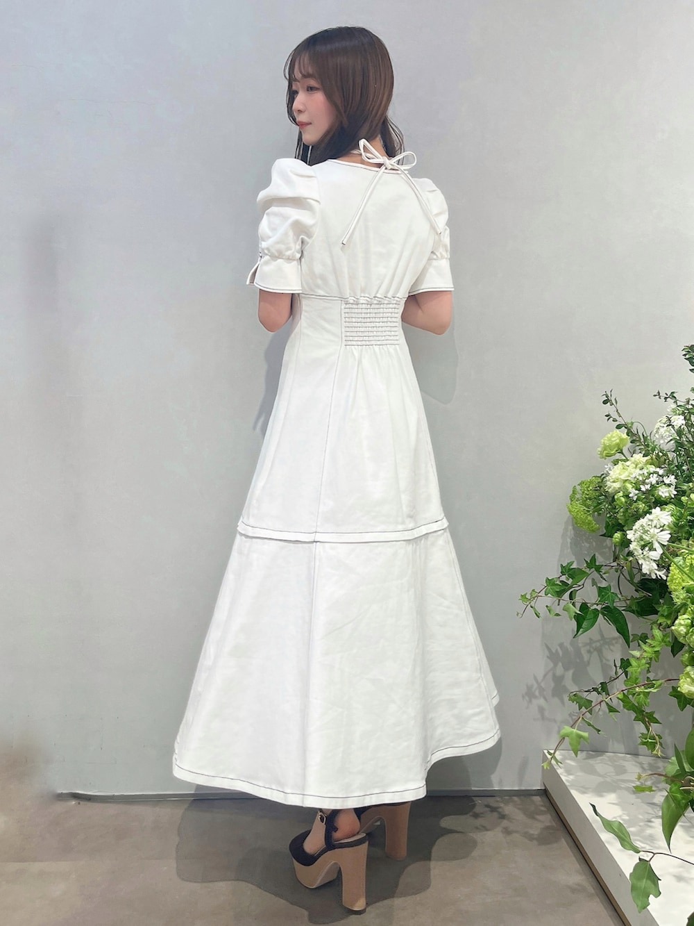 ホワイト系のワンピースを着用したレディースの冬コーディネートの3枚目の写真