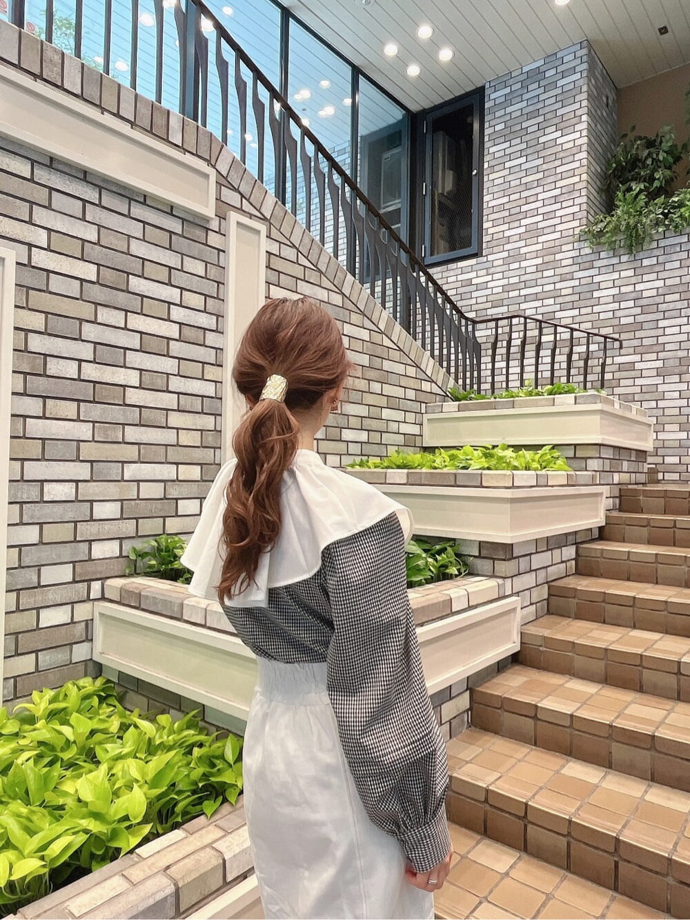 ホワイト系のシャツ/ブラウス、その他のシャツ/ブラウス、ホワイト系のパンプスを着用したレディースの冬コーディネートの9枚目の写真