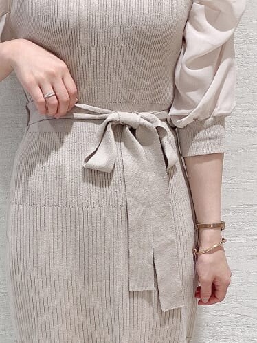 ホワイト系のパンプス、ベージュ系のワンピースを着用したレディースの夏コーディネートの6枚目の写真