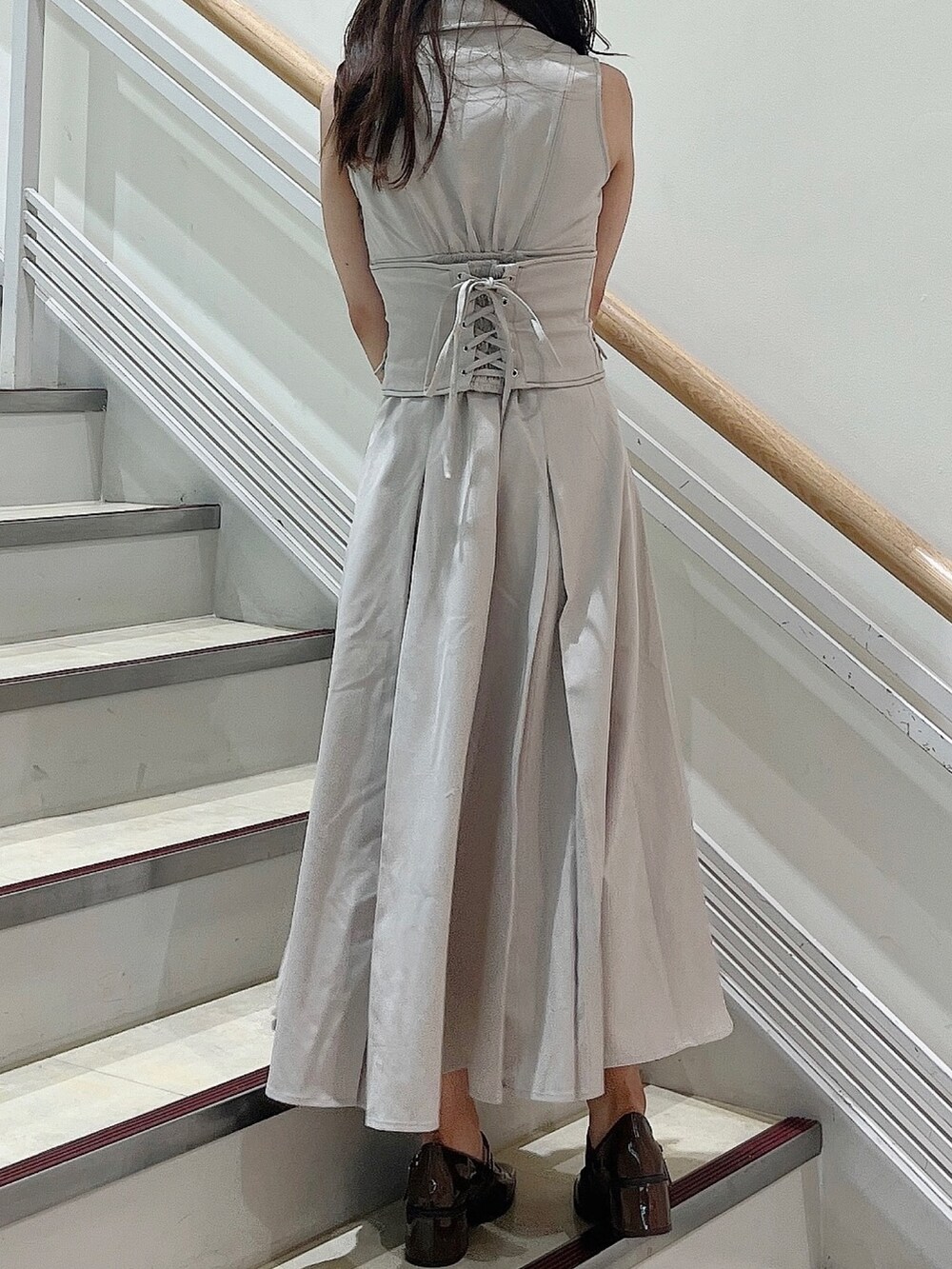 ホワイト系のワンピース、ブラウン系のパンプスを着用したレディースの夏コーディネートの4枚目の写真