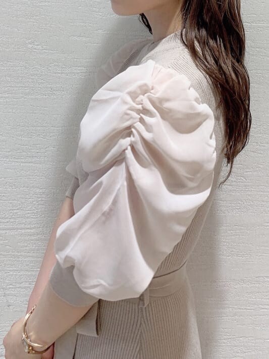 ホワイト系のパンプス、ベージュ系のワンピースを着用したレディースの夏コーディネートの10枚目の写真