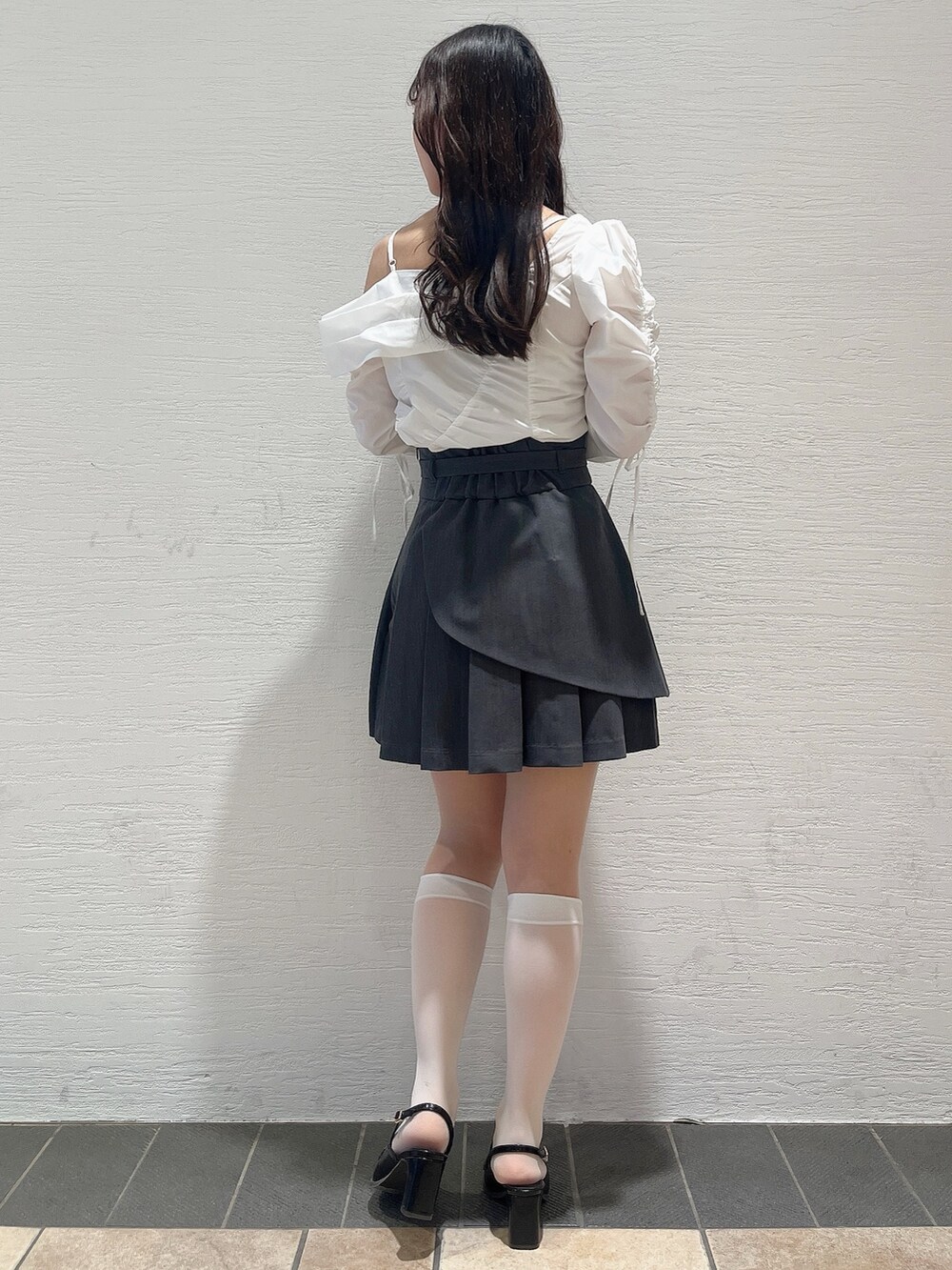 ホワイト系のシャツ/ブラウス、グレー系のスカート、ブラック系のローファーを着用したレディースの春コーディネートの4枚目の写真