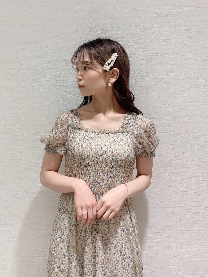 ブラウン系のサンダル、その他のワンピースを着用したレディースの夏コーディネートの6枚目の写真