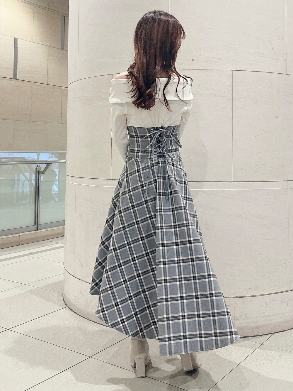 ホワイト系のワンピース、ホワイト系のブーツを着用したレディースの秋コーディネートの4枚目の写真