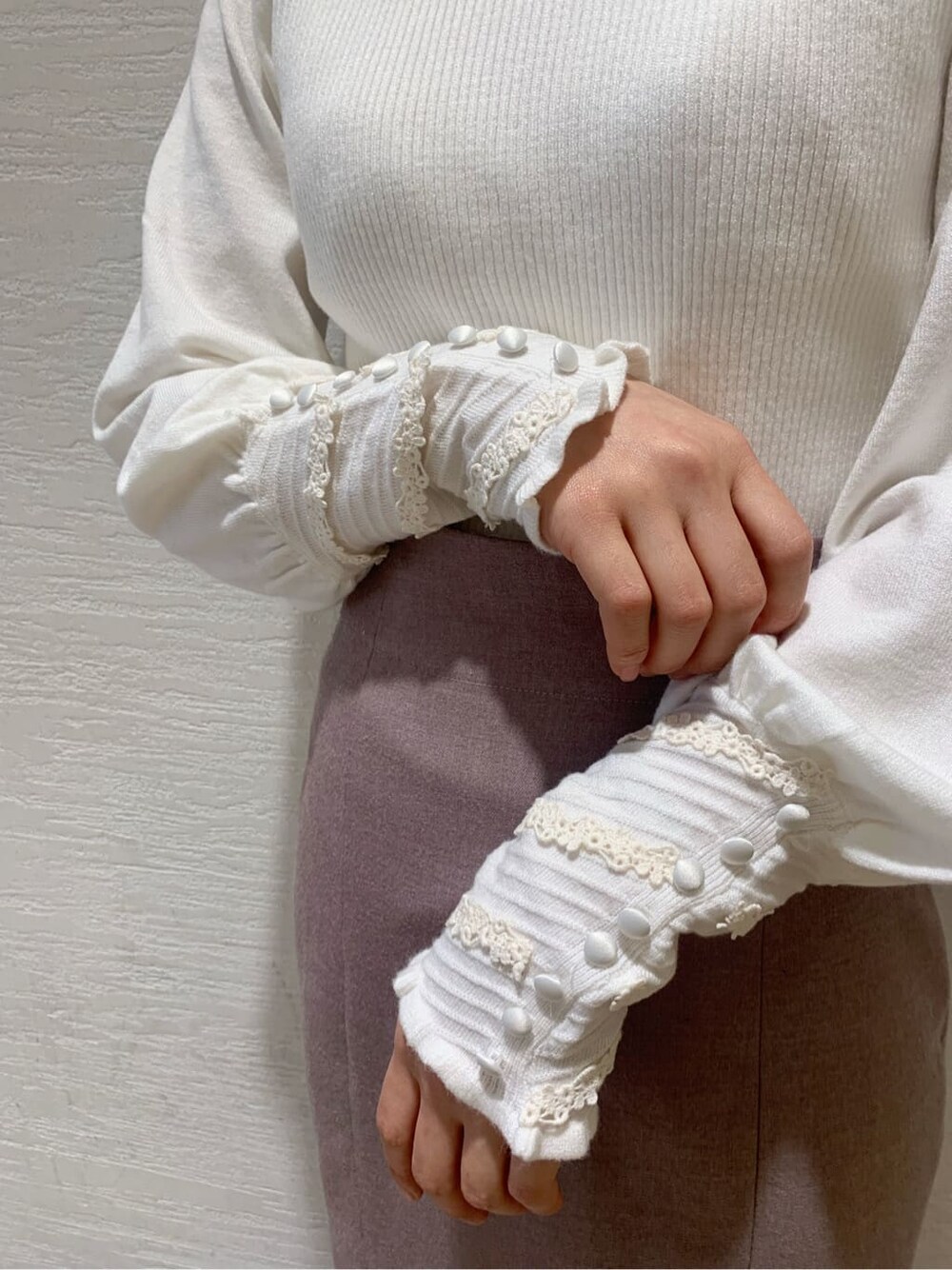 ピンク系のその他アウター、ブラウン系のブーツ、ベージュ系のスカートを着用したレディースの秋コーディネートの10枚目の写真