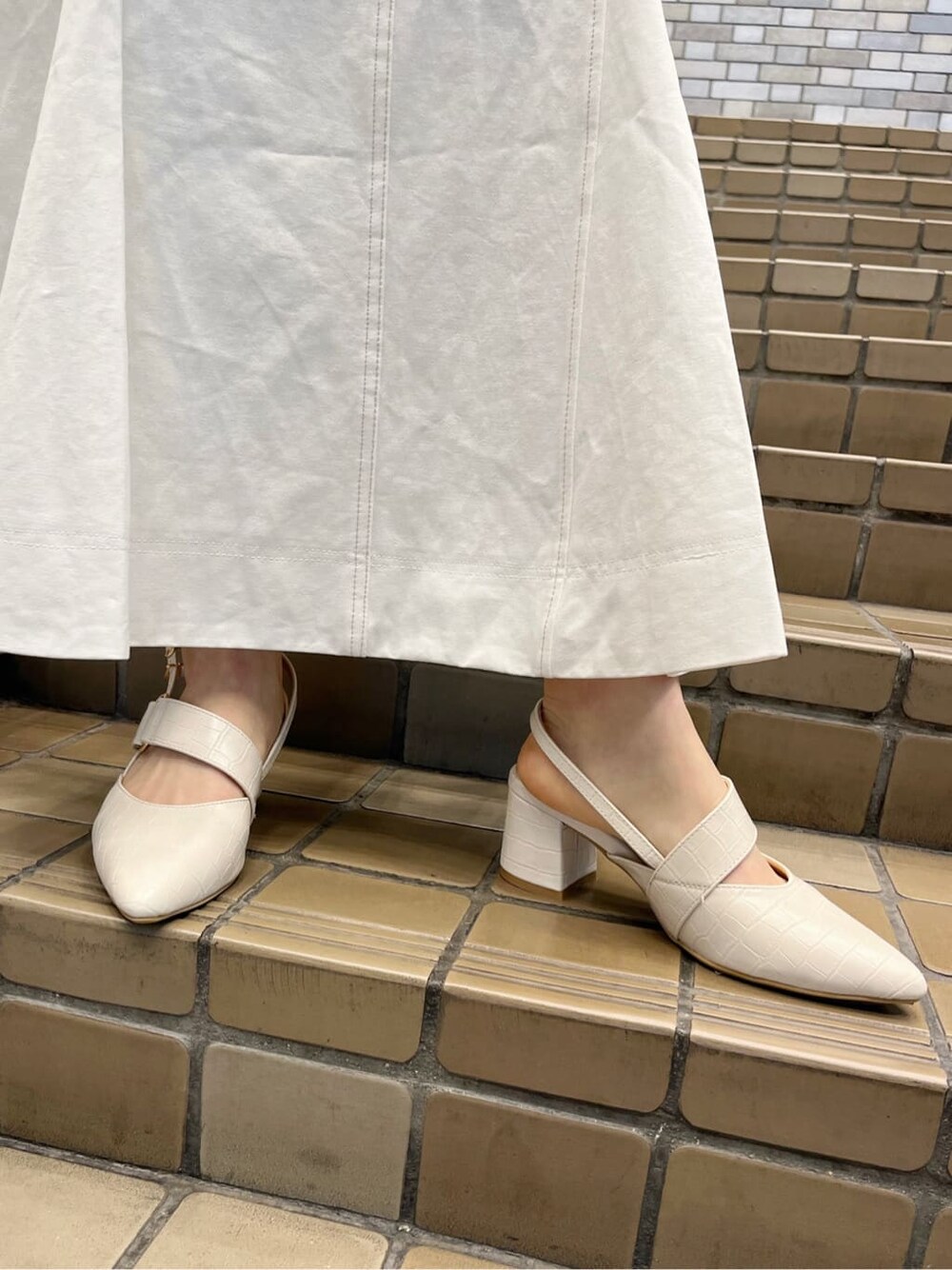 ホワイト系のシャツ/ブラウス、その他のシャツ/ブラウス、ホワイト系のパンプスを着用したレディースの冬コーディネートの8枚目の写真