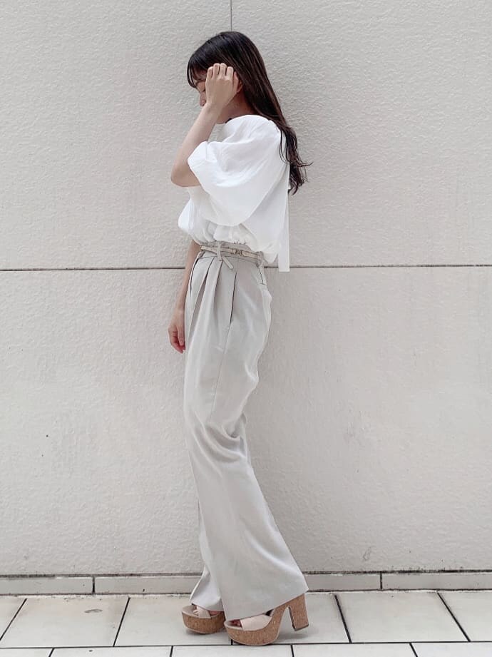 ベージュ系のサンダル、ホワイト系のシャツ/ブラウス、ホワイト系のその他パンツを着用したレディースの夏コーディネートの2枚目の写真
