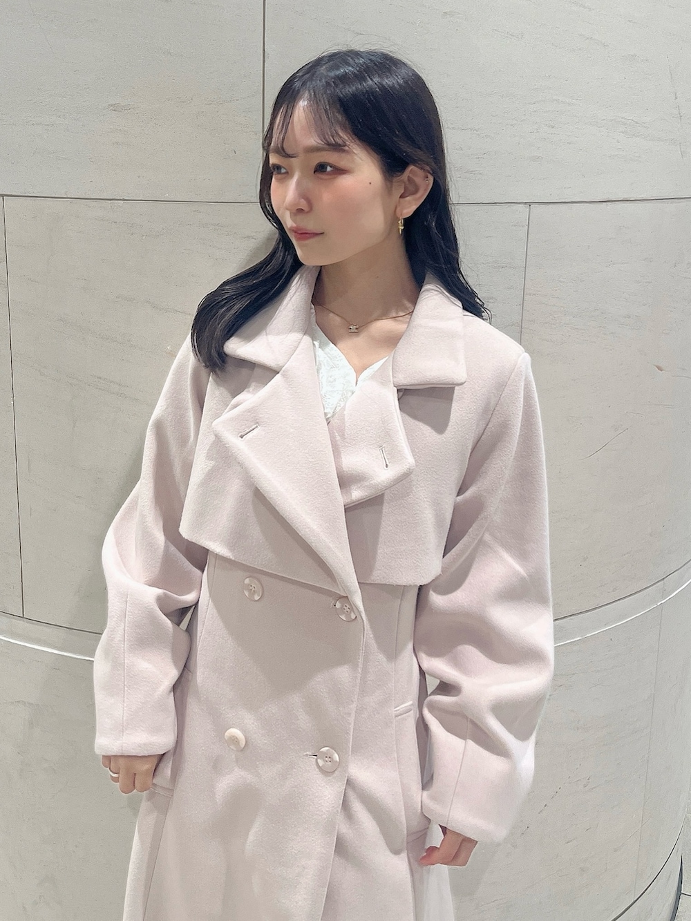 ベージュ系のブーツ、ホワイト系のワンピース、ピンク系のその他アウターを着用したレディースの冬コーディネートの6枚目の写真