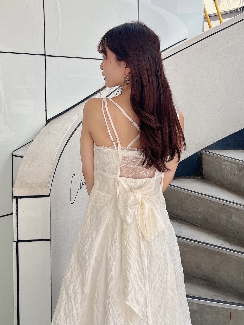 ホワイト系のサンダル、ホワイト系のワンピース、ホワイト系のカーディガン/ボレロを着用したレディースの夏コーディネートの7枚目の写真