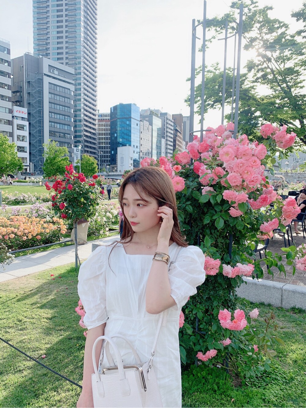 ホワイト系のパンプス、ホワイト系のワンピースを着用したレディースの春コーディネートの4枚目の写真