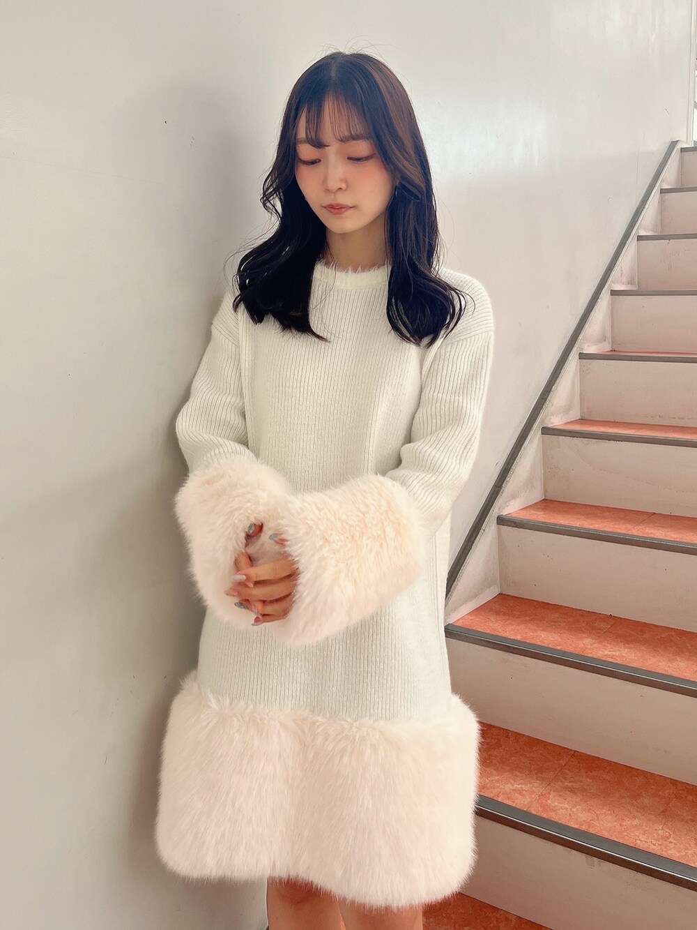 ベージュ系のブーツ、ホワイト系のワンピースを着用したレディースの冬コーディネートの5枚目の写真