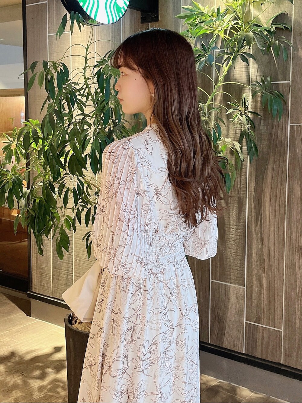 ベージュ系のサンダル、ホワイト系のハンドバッグ、ホワイト系のワンピースを着用したレディースの春コーディネートの5枚目の写真