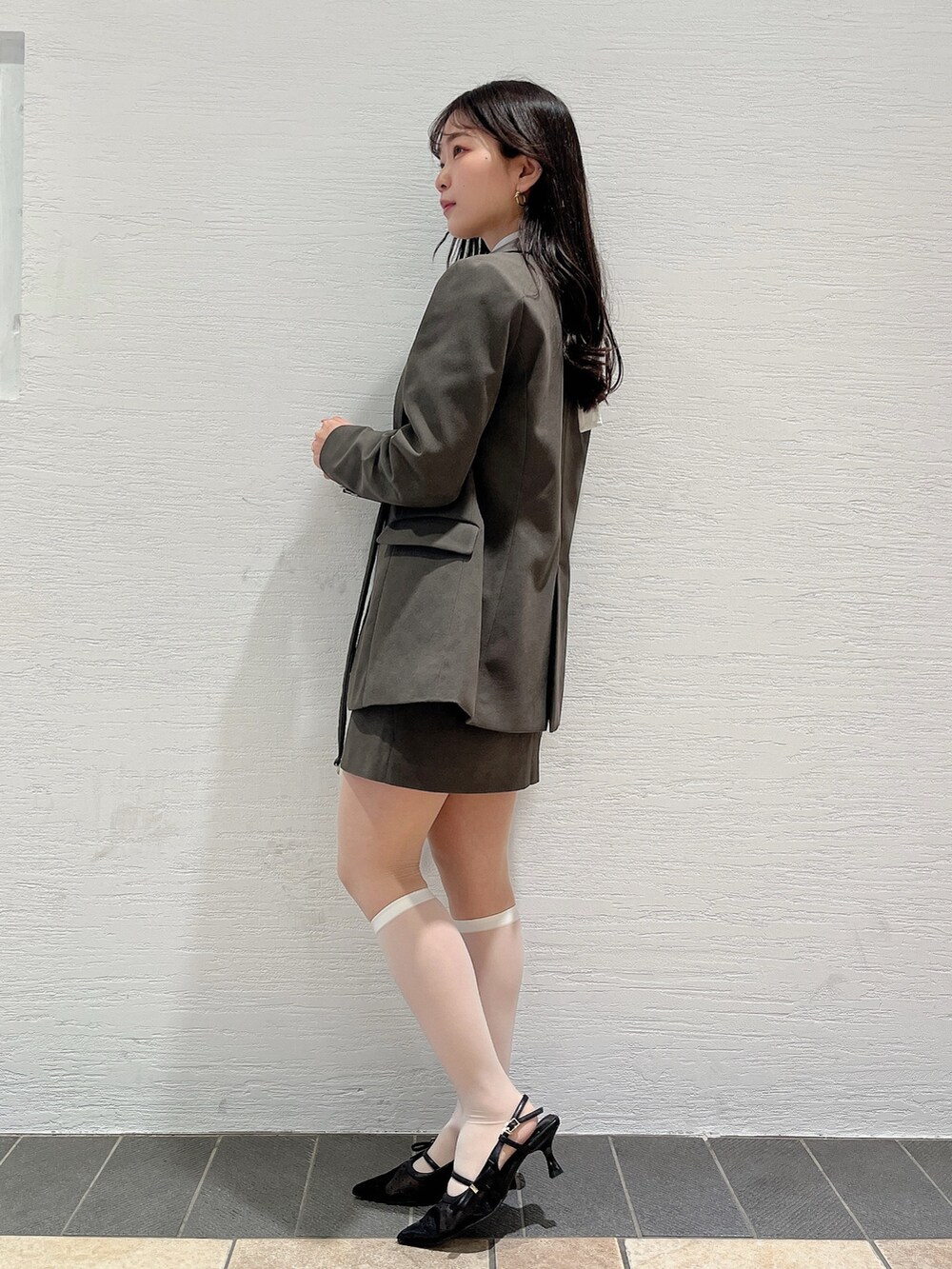 ホワイト系のTシャツ/カットソー、ブラウン系のテーラードジャケット、ブラウン系のスカートを着用したレディースの春コーディネートの4枚目の写真