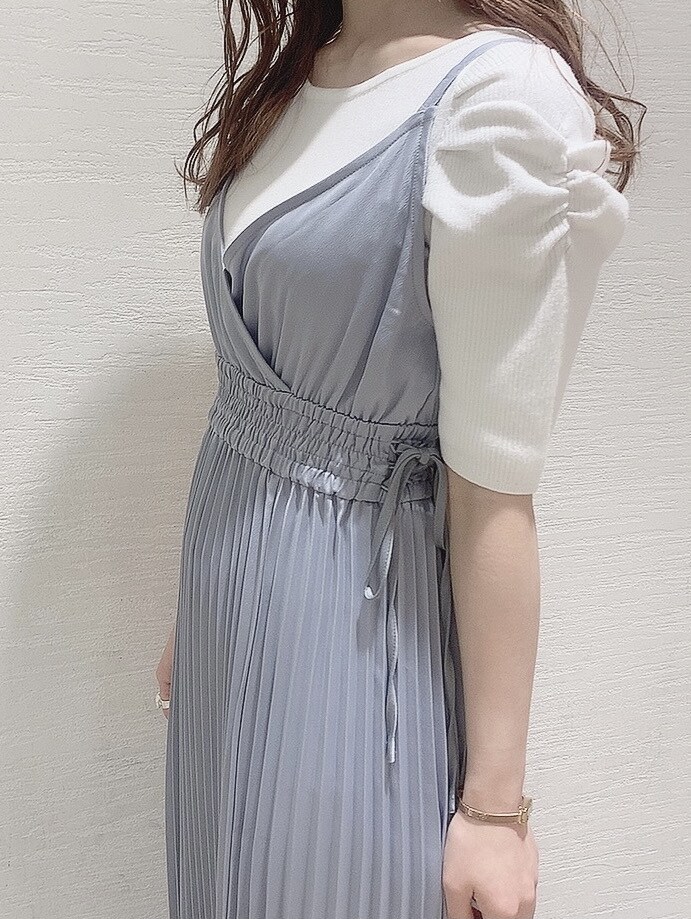 ブルー系のワンピース、ホワイト系のパンプス、ホワイト系のニット/セーターを着用したレディースの春コーディネートの4枚目の写真