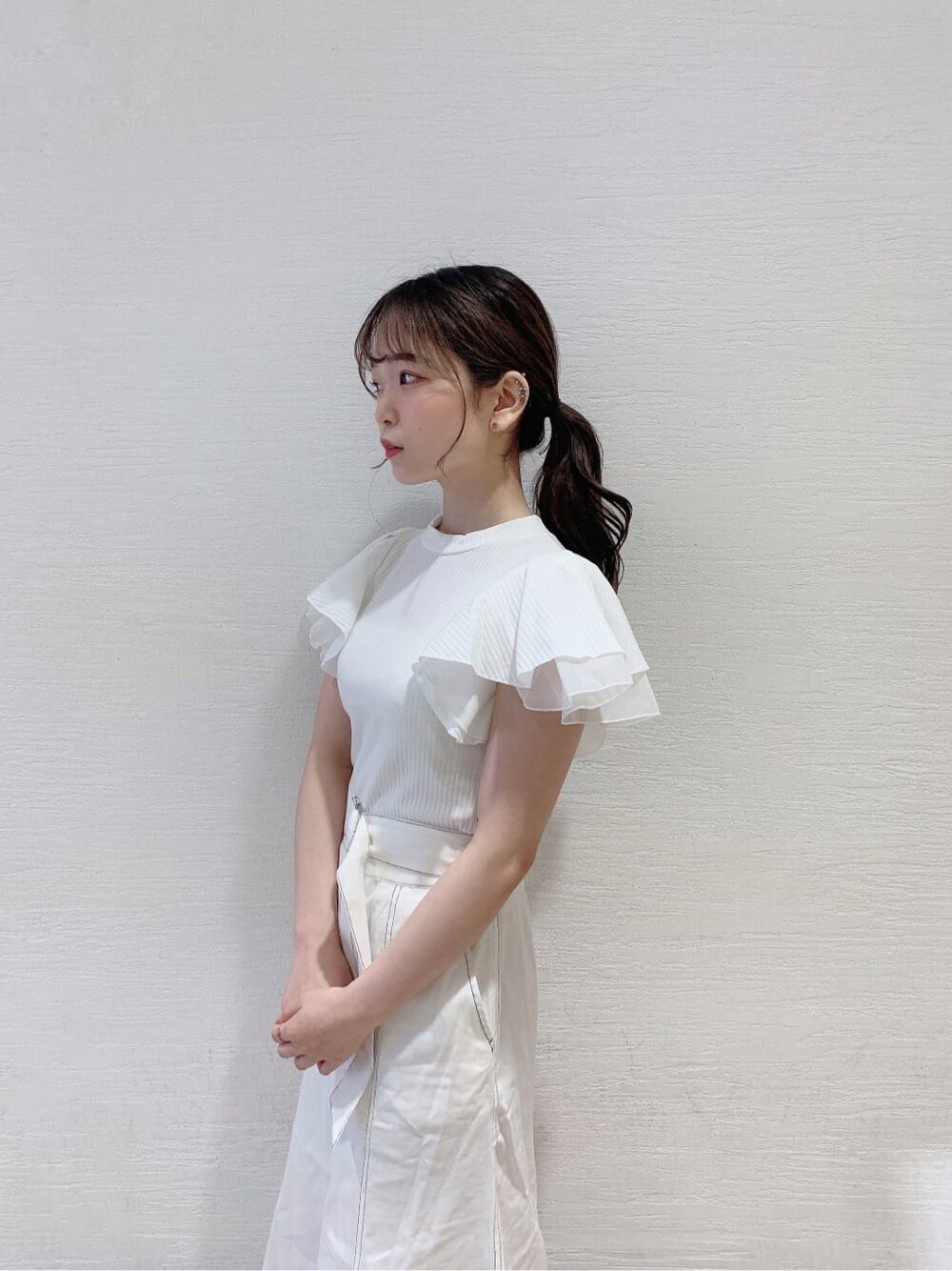 ベージュ系のサンダル、ホワイト系のスカート、ホワイト系のTシャツ/カットソーを着用したレディースの夏コーディネートの6枚目の写真