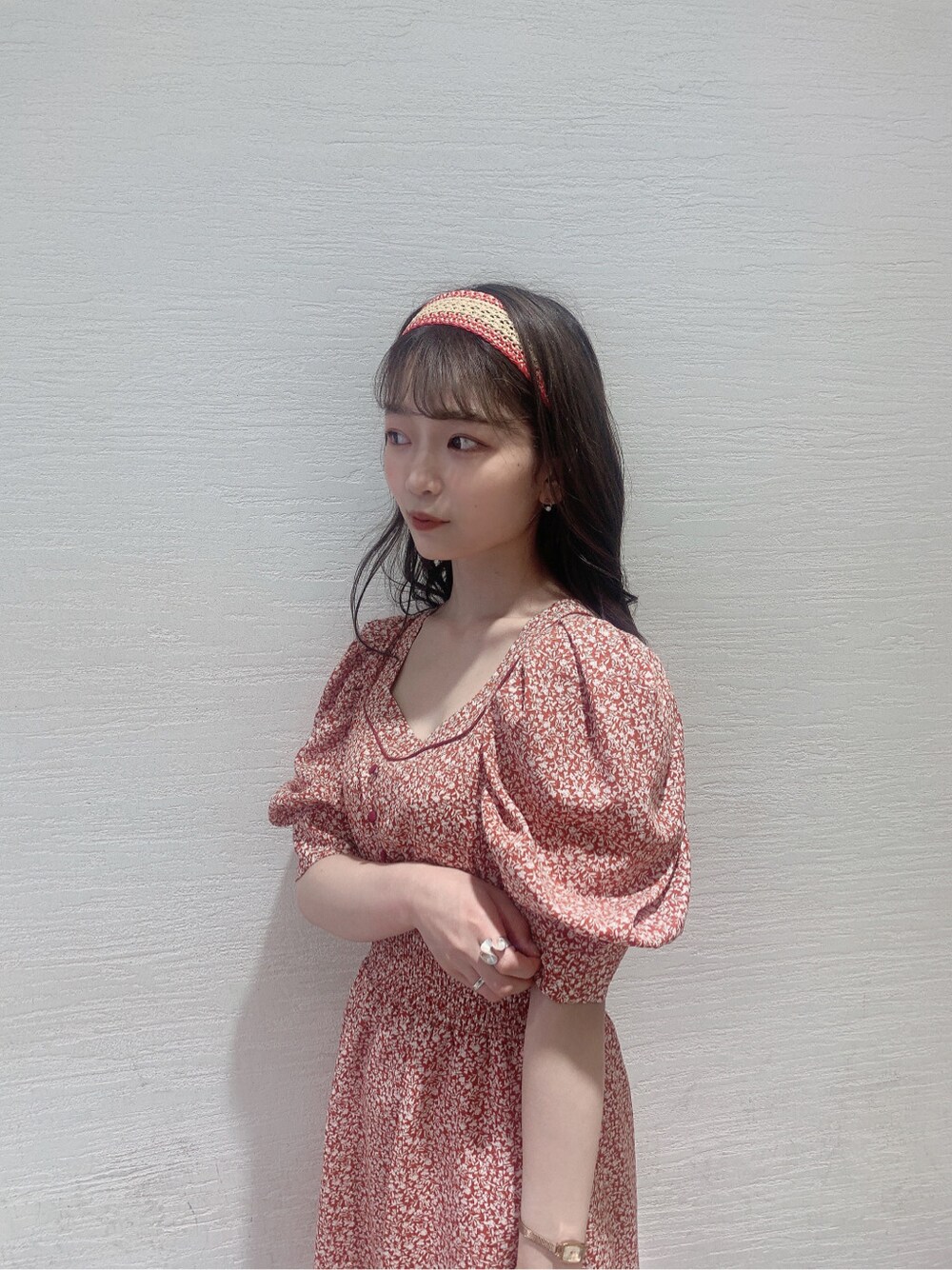 ホワイト系のサンダル、レッド系のワンピース、レッド系のカチューシャを着用したレディースの夏コーディネートの6枚目の写真