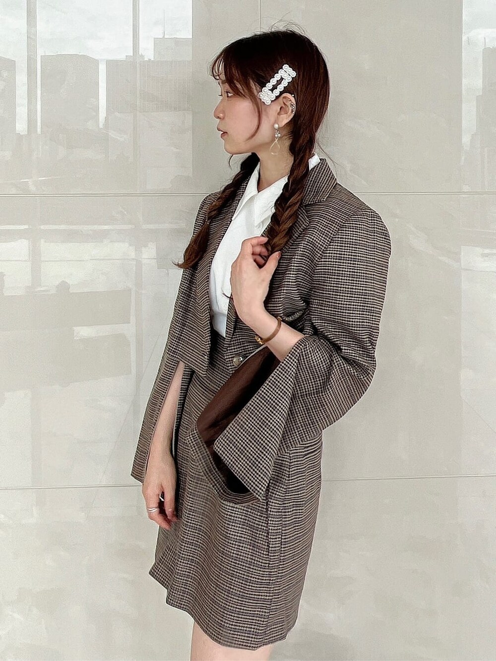 ホワイト系のシャツ/ブラウス、ブルー系のその他アウター、ブルー系のスカートを着用したレディースの秋コーディネートの7枚目の写真