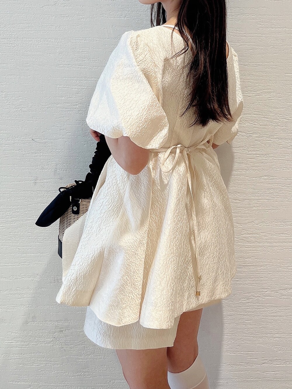 ホワイト系のシャツ/ブラウス、ホワイト系のその他パンツ、ホワイト系のサンダルを着用したレディースの夏コーディネートの8枚目の写真