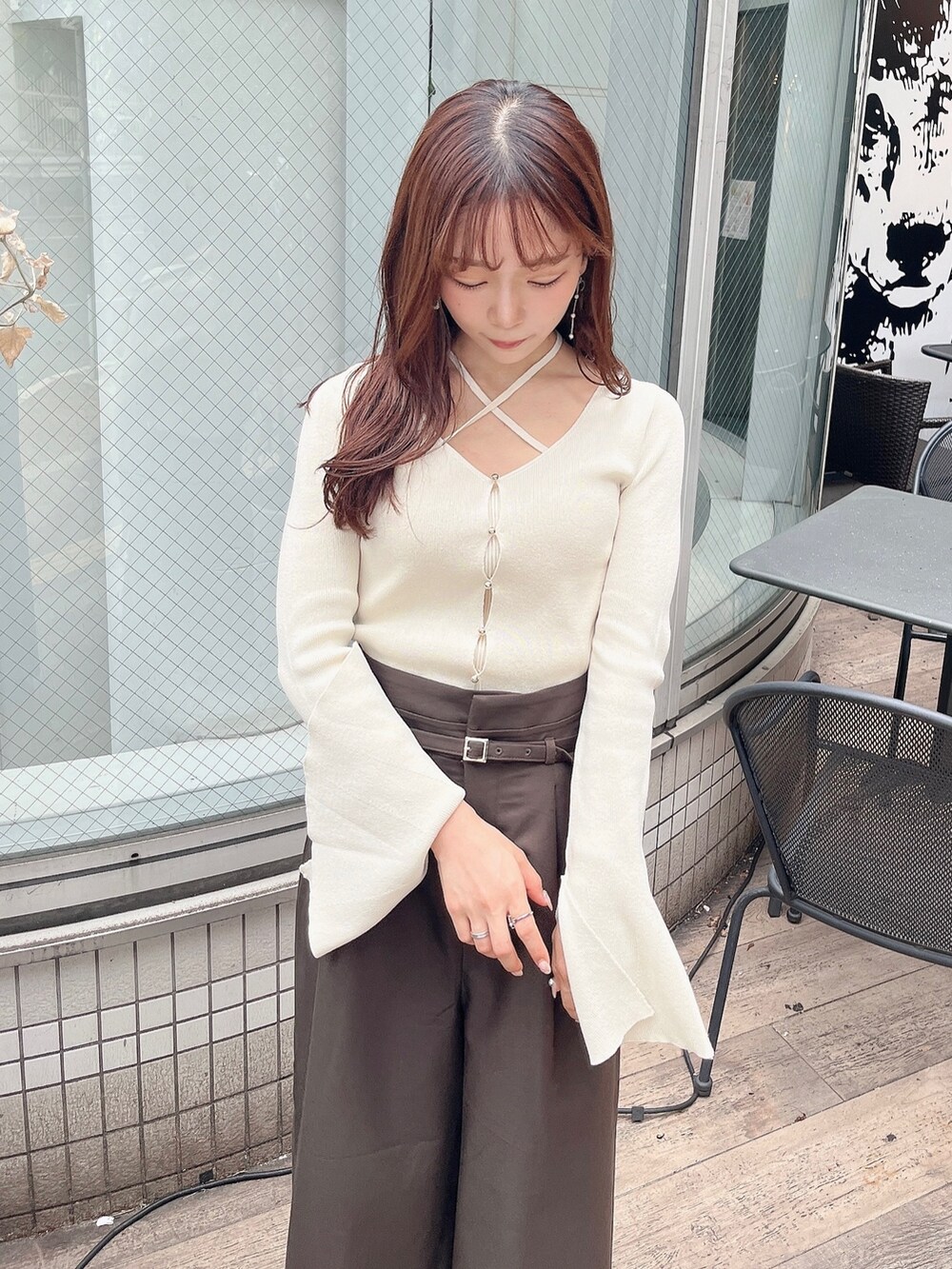ホワイト系のニット/セーター、ブラウン系のその他パンツ、ホワイト系のブーツを着用したレディースの秋コーディネートの8枚目の写真
