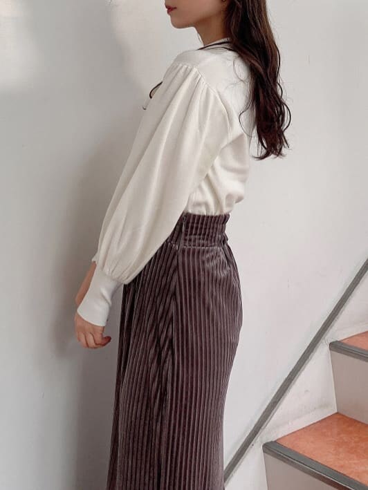 ホワイト系のニット/セーター、ブラウン系のブーツ、ベージュ系のスカートを着用したレディースの秋コーディネートの5枚目の写真