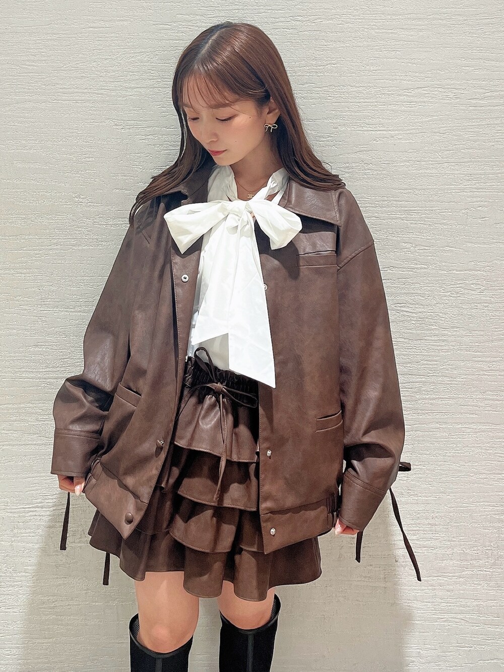 ブラック系のブーツ、ホワイト系のシャツ/ブラウス、ブラウン系のブルゾンを着用したレディースの秋コーディネートの10枚目の写真