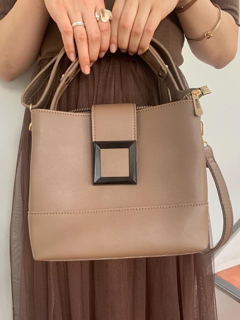 ブラウン系のワンピース、ブラウン系のパンプス、ベージュ系のハンドバッグを着用したレディースの秋コーディネートの10枚目の写真