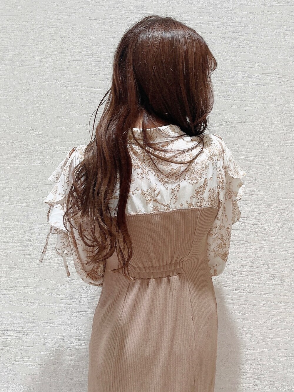 ベージュ系のワンピース、ベージュ系のブーツを着用したレディースの冬コーディネートの8枚目の写真