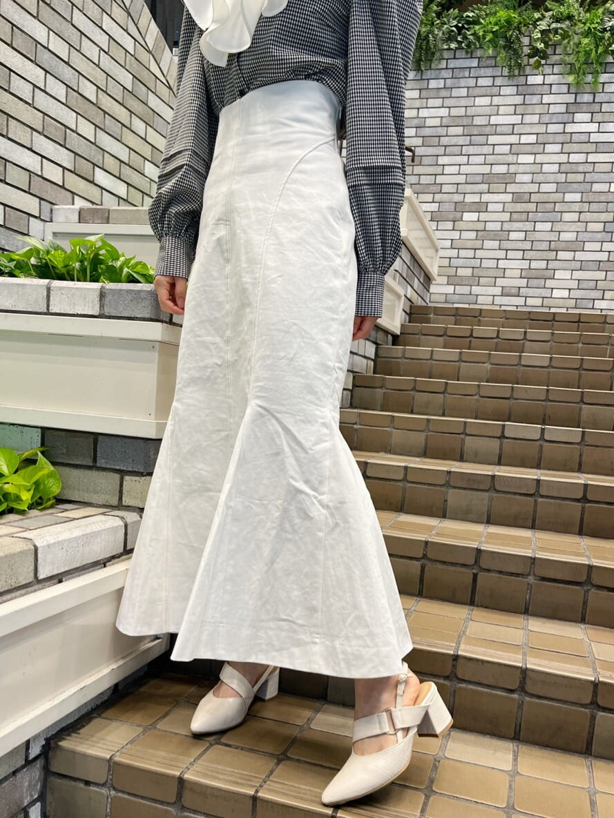 ホワイト系のシャツ/ブラウス、その他のシャツ/ブラウス、ホワイト系のパンプスを着用したレディースの冬コーディネートの6枚目の写真