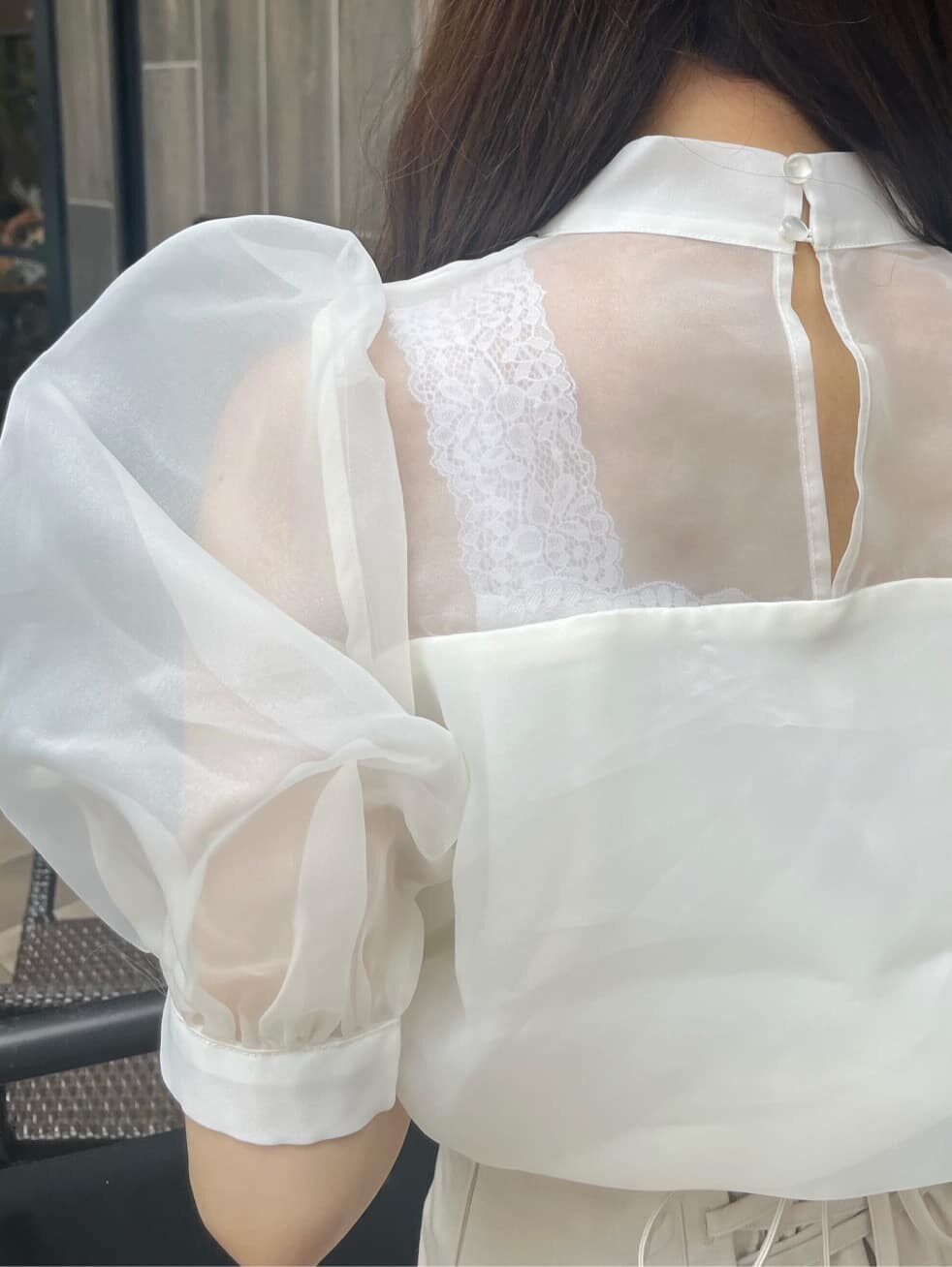 ベージュ系のサンダル、ホワイト系のシャツ/ブラウス、ホワイト系のスカートを着用したレディースの夏コーディネートの7枚目の写真