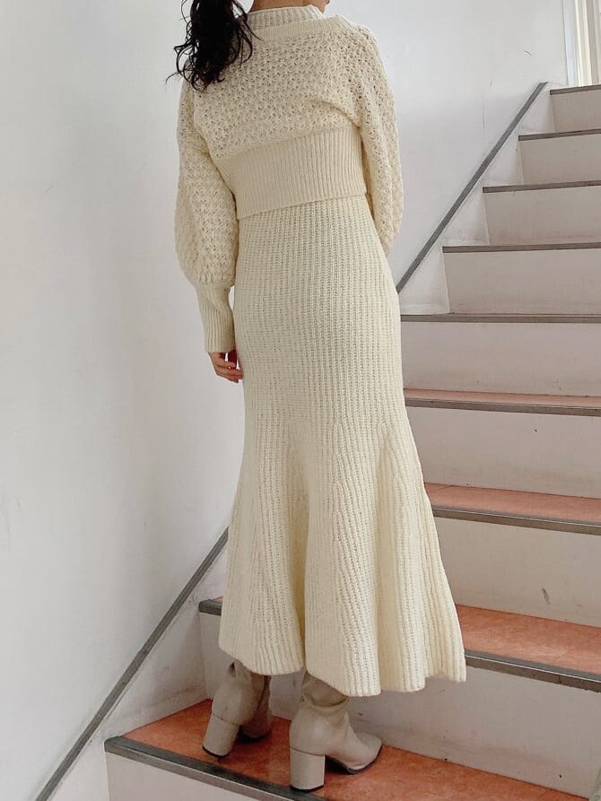 ホワイト系のワンピース、ベージュ系のブーツを着用したレディースの秋コーディネートの3枚目の写真