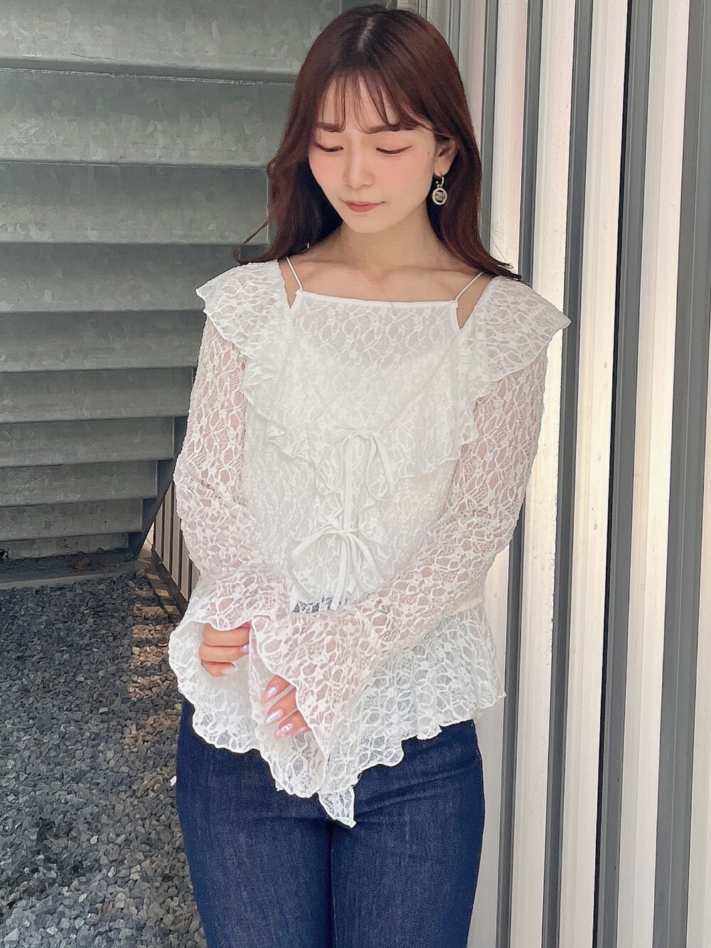 ホワイト系のTシャツ/カットソー、ブルー系のデニムパンツ、ホワイト系のサンダルを着用したレディースの夏コーディネートの5枚目の写真