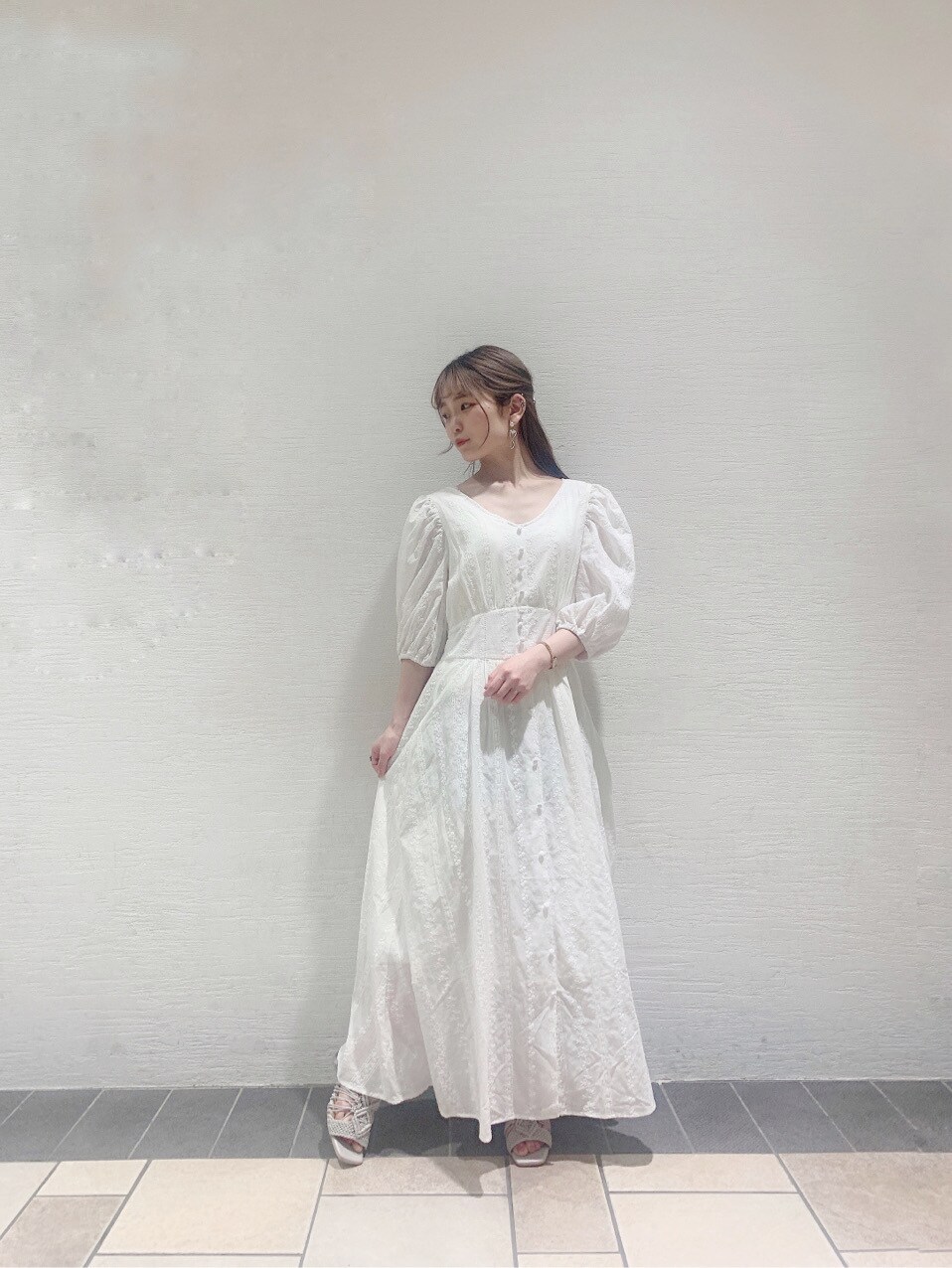 グレー系のサンダル、ホワイト系のシャツ/ブラウス、ホワイト系のワンピースを着用したレディースの春コーディネートの3枚目の写真