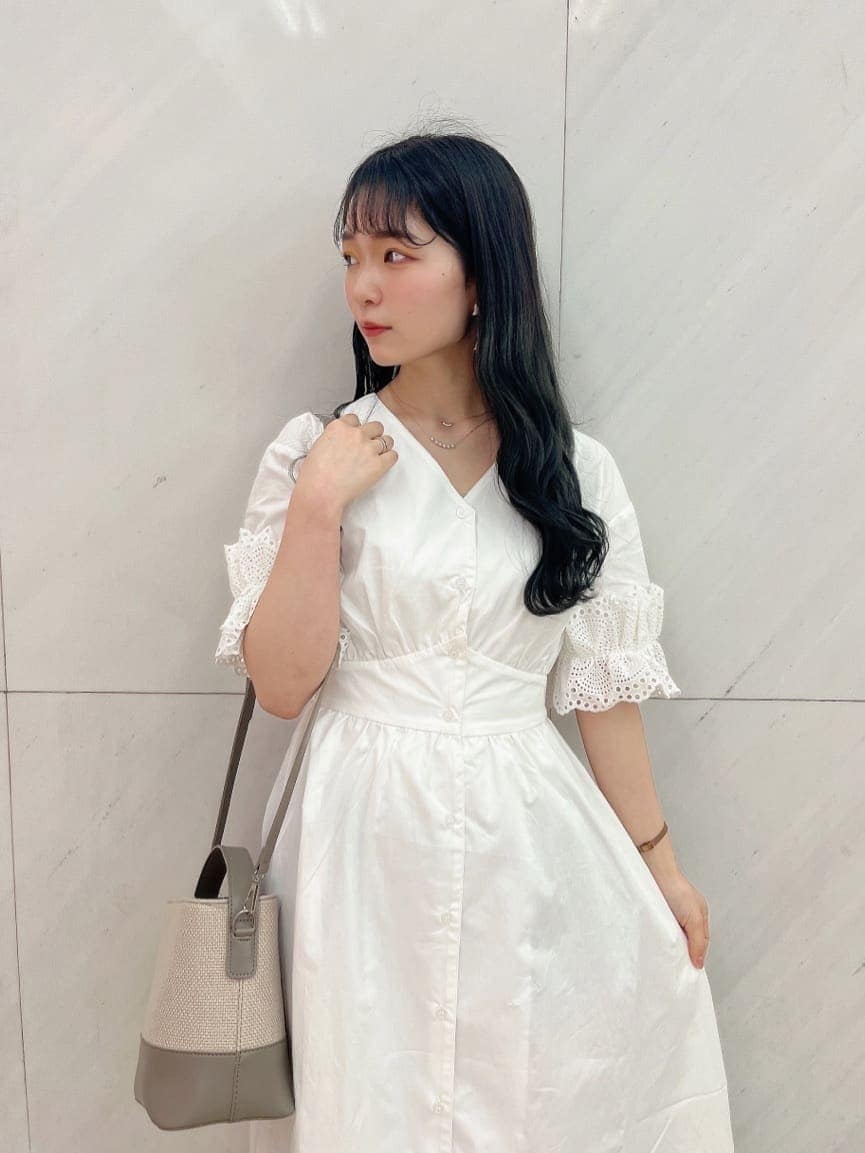 ホワイト系のワンピース、ホワイト系のパンプス、グレー系のハンドバッグを着用したレディースの春コーディネートの4枚目の写真