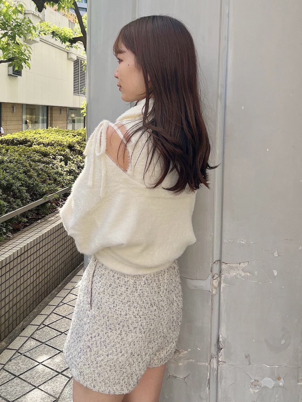 ホワイト系のニット/セーター、ホワイト系のカーディガン/ボレロ、ベージュ系のその他パンツを着用したレディースの秋コーディネートの6枚目の写真