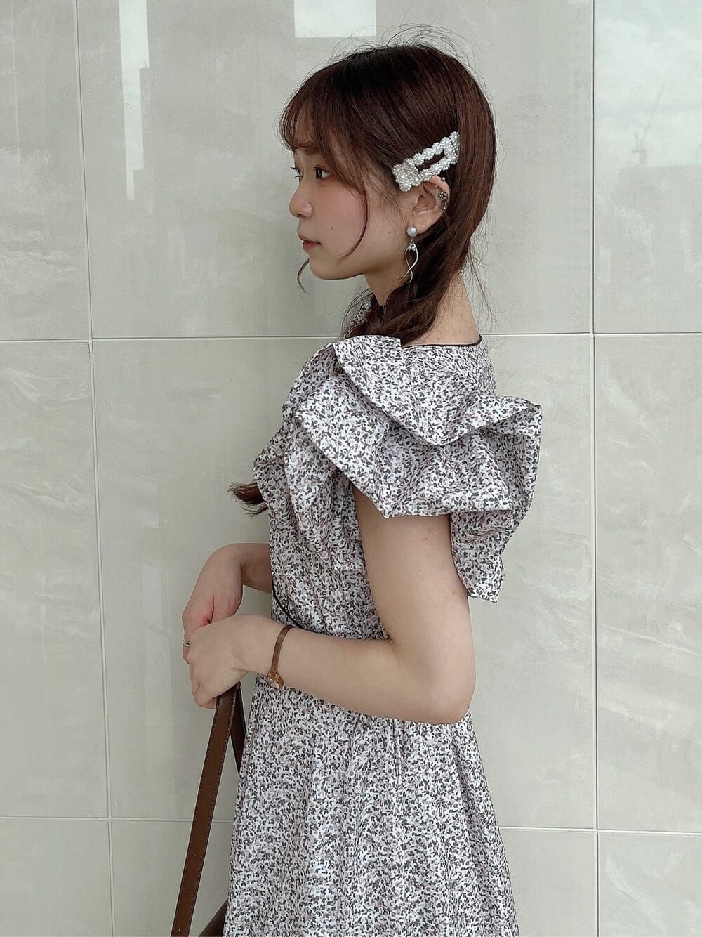 ホワイト系のワンピースを着用したレディースの夏コーディネートの5枚目の写真